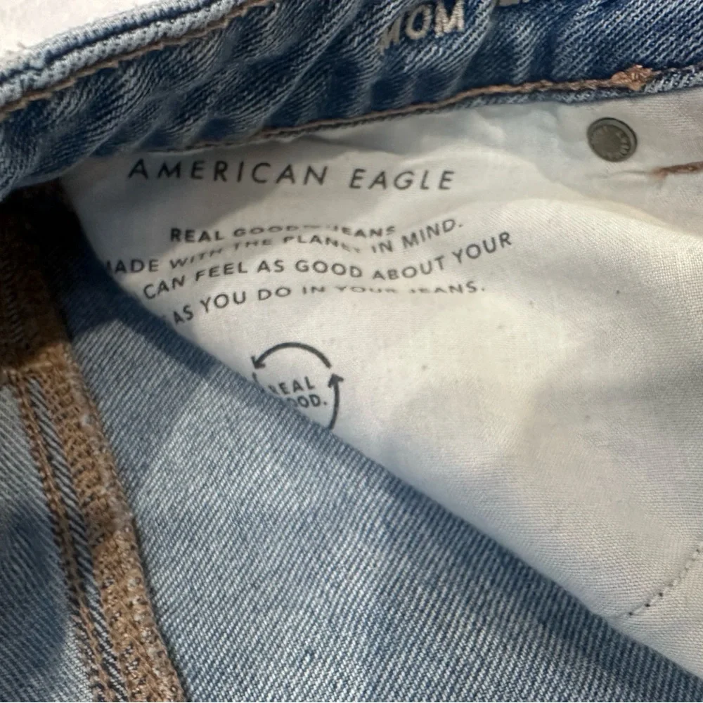 American Eagle Light Blue Wash Distressed Ripped Mom Jeans Sz 14 - Picture 7 of 9